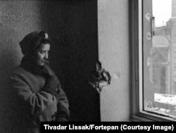 Женщина в поврежденной взрывами квартире в начале 1945 года