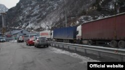 Բեռնատարներ ռուս-վրացական սահմանի Վերին Լարսի անցակետի մոտ, արխիվ