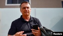 Жаир Болсонаро пред дома си в бразилската столица Бразилия, 22 февруари 2024 г.
