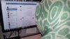 Жылдам хабар алмасуға арналған Telegram мессенджеріндегі парақшаны оқып отырған хиджап киген өзбек бойжеткені. (Көрнекі сурет.)
