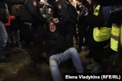 Задержание на антивоенном митинге в Петербурге 24 февраля 2022