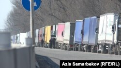 "Ак-Тилекте" кезек күткөн жүк ташуучу унаалар. Архивдик сүрөт.