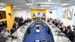 Kryeministri në detyrë Albin Kurti dhe anëtarët e Qeverisë në detyrë votojnë gjatë një mbledhjeje më 19 shtator.