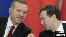 Президент России Дмитрий Медведев и премьер-министр Турции Реджеп Эрдоган разговаривают на совместной пресс-конференции в Москве, 16 марта 2011 г.
