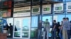 Людзі стаяць у чарзе да абменьніку. Менск, 20 жніўня 2015 году 