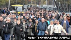 Через некоторое время митингующие переместились к зданию Общественного телерадиовещателя Грузии