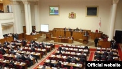 Каха Баиндурашвили, представляя новый бюджет и оценивая предыдущий, заявил, что страна выходит из кризиса. Одним из признаков роста он назвал рекордный объем депозитов в банках
