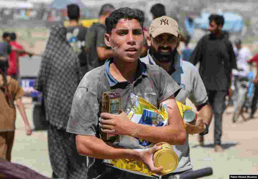 Palestinezë duke bartur ushqime që u lëshuan nga ajri, më 31 korrik.