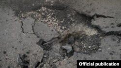 Разрушенная вследствие ракетного обстрела дорога в Степанакерте, 2 октября 2020 г.