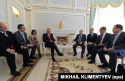 Сербиянын президенти Томислав Николич, Орусиянын президенти Владимир Путин сүйлөшүү жүргүзүүдө. 2013-жылдын 24-майы. Сочи шаары.