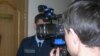 Сот приставы журналистерді сот мәжілісіне кіргізбей тұр. Алматы. (Көрнекі сурет).