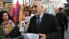 Паруйр Айрикян перед резиденцией президента Армении (архив)