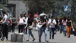 Երևանի փողոցներում դիմակ չկրողները քիչ չեն, բայց հակահամաճարակային կանոններին հետևողներն ավելի շատ են