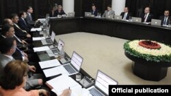 Президент Армении Серж Саргсян ведет внеочередное заседание нового правительства, Ереван, 18 июня 2012 г