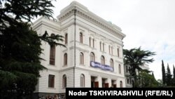 Познавать азы международных отношений Зоя собирается в Тбилисском государственном университете