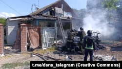 Рятувальники ліквідують наслідки російських ударів у Нікополі, архівне фото