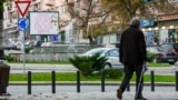 Një burrë duke ecur në një rrugë në Mitrovicën e Veriut, qyteti i banuar me shumicë serbe në veri të Kosovës, tetor 2024.