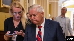 Сенатор США, республиканец от Южной Каролины Линдси Грэм покидает зал заседаний Сената в Капитолии США в Вашингтоне, округ Колумбия, 30 июня 2025 года