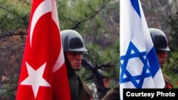 Военнослужащие с флагами Израиля и Турции.