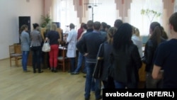 Чарга з студэнтаў на датэрміновым галасаваньні на ўчастку № 47