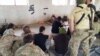 Сириядағы Әбу Убайда әл-Мадани деген лақап есіммен танымал содырлар басшысы Хамада экстремистер тобына шайқас алдында сәттілік тілеп отыр. (Әлеуметтік желідегі сурет)