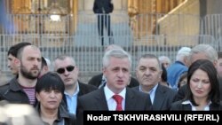 Перед началом акции адвокаты зачитали требования к властям
