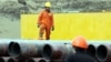 Иранның газ зауытының жұмысшысы құбырларға қарап тұр. 3 ақпан 2014 жыл. (Көрнекі сурет)