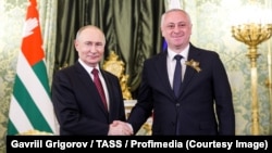Владимир Путин и Бадра Гунба, архивная фотография
