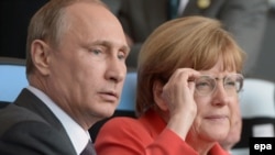 Пуцін і Мэркель глядзяць футбол