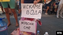 Свързва ги една тръба. Защо дворът на Изабела е под вода, а чешмата на Михаил е пресъхнала
