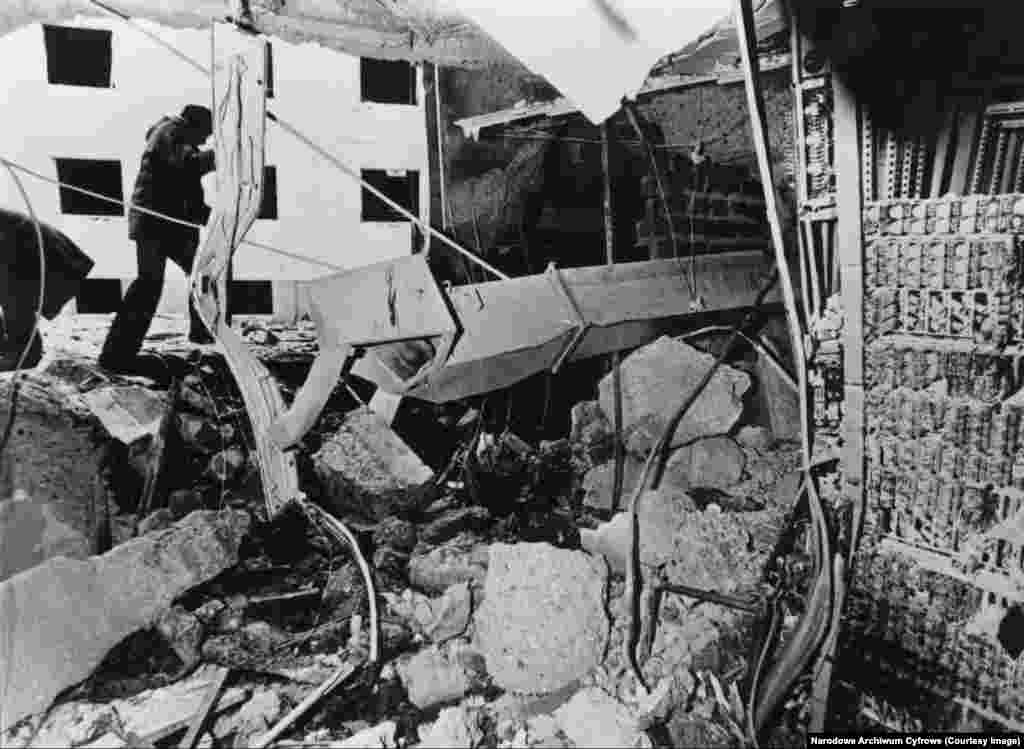 1981-ci ildə Münxendəki partlayışın nəticəsi.Patrik Mur o zaman RFE/RL-in aparıcı təhlilçisi idi. O, partlayışdan dərhal sonra hadisə yerində olub. "Dağıntının qoxusu hər yerdə duyulurdu. Bu, Soyuq müharibə idi, biz də ön cəbhədəydik", – o, e-mail-ində yazırdı.