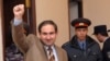 Никол Пашинян приветствует своих сторонников в зале суда