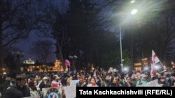 საპროტესტო აქციის მონაწილეები ქუთაისში. 2024 წლის 1 დეკემბერი