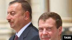 Президент России Дмитрий Медведев (справа) и президент Азербайджана Ильхам Алиев (архив) 