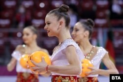Ансамбълът по време на финала на съчетанието с 5 топки