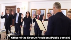 Ish-presidenti i Kosovës, Hashim Thaçi, e emëroi Radomir Llabanin (i dyti nga e majta) si gjyqtar të Gjykatës Kushtetuese në gusht të vitit 2018.