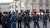 Полиция охраняет порядок на митинге АНК, Ереван, 1 октября 2011 г. 