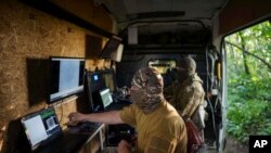 Operatori ucraineni de drone lângă Pokrovsk, unul din punctele fierbinți ale frontului, la 6 august 2025.