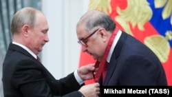 Орусиянын президенти Владимир Путинден мамлекеттик сыйлык алып жаткан ишкер Алишер Усманов.