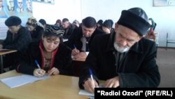 Университетте дәріс жазып отырған Гуломхайдар Искандаров.