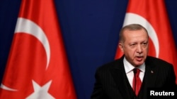 Türkiye – em Kyiv, em Moskvanen dostane munasebetleri olğan NATO azasıdır. Şunıñ içün mesele Erdoğannıñ aracılığı ne qadar semereli ola bileceginden ibarettir