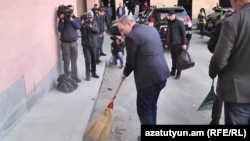 Премьер-министр Армении Никол Пашинян принимает участие в общегосударственном  субботнике, 23 марта 2019 г.
