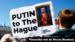 Manifestație organizată în fața Curții Internaționale de Justiție de la Haga la care a fost cerută arestarea președintelui rus Vladimir Putin, 7 mai 2024.