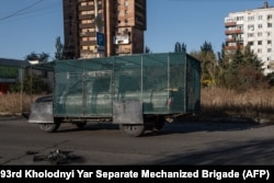 O camionetă acoperită cu plasă anti-dronă în orașul Kosteantinivka, de pe linia frontului, 22 septembrie 2025.