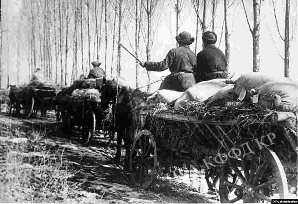 Кант районунун Васильевский совхозунун жумушчулары бошотулган аймактарга жардамга бөлүнгөн дан эгиндерди жеткирүүдө. 1943-ж. Фрунзе облусу.&nbsp;​​(Сүрөт Кыргызстандын Борбордук Мамлекеттик Архивинин кинофотофонодокументтер бөлүмүнөн алынды).&nbsp;