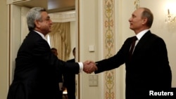 Президент России Владимир Путин (справа) приветствует президента Армении Сержа Саргсяна (слева) в своей резиденции в Ново-Огарево, 12 марта 2013 г.   