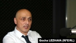 Автор статьи Теа Мархваидзе отмечает, что «заявление Багатурия не было для правящей партии «Национальное движение» громом среди ясного неба - еще на прошлой неделе депутат пригрозил вынести этот вопрос на обсуждение»