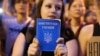 Жена държи в ръце Конституцията на Украйна по време на протест в Киев, 22 юли 2025 г.