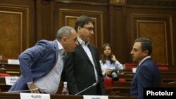 Депутат оппозиционной парламентской фракции «Айастан» Армен Геворкян (в центре)