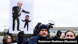 Демонстранты на антиправительственном протесте после встречи премьер-министра Словакии Роберта Фицо с президентом России Владимиром Путиным в Москве, Братислава, Словакия, 23 декабря 2024 года